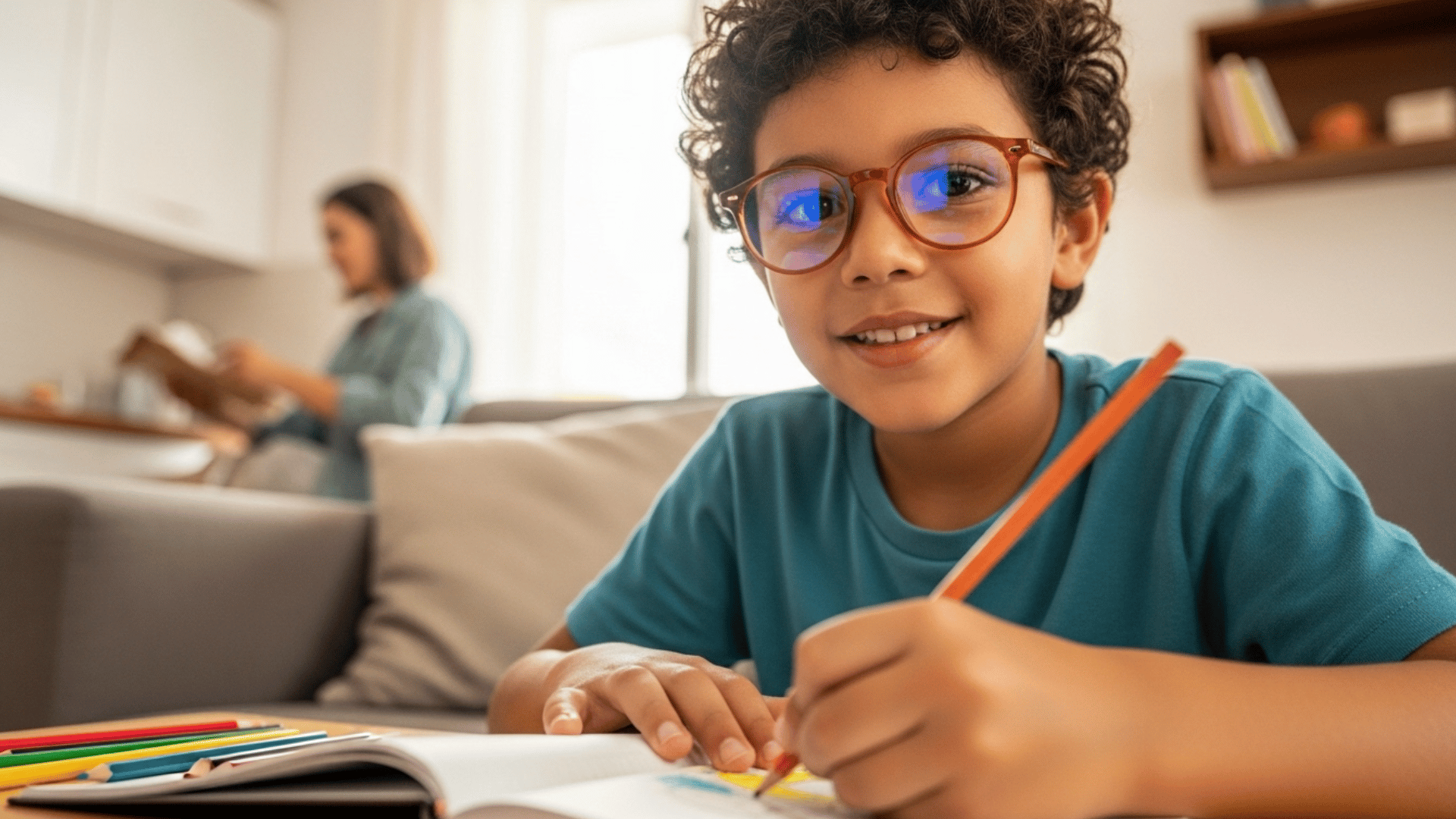 Estudante feliz e com bom desempenho escolar